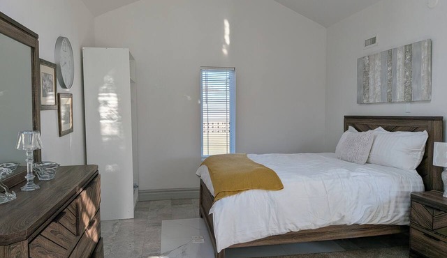 "Private Rymal Estate Cottage | Family-Friendly | Free Parking & Wi-Fi" in Hamilton