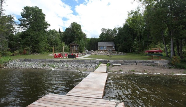 ❤️Private Sandy Beach Waterfront Cottage w/Hottub❤️ in Kawartha Lakes