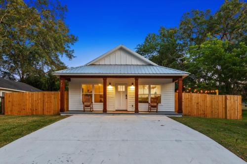 Quaint Cottage & Family Friendly Retreat in St. Augustine