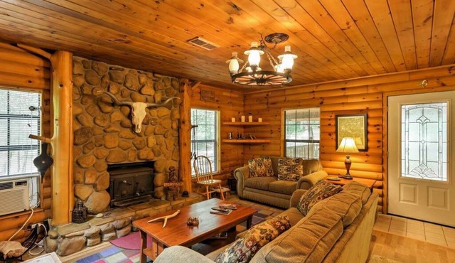 Quiet 2BR Jasper Cabin w/Tranquil Creek Views in Marble Falls