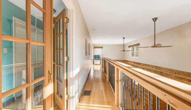 Red Cedar by AvantStay | Cabin w/Hot Tub + Views! in Leicester