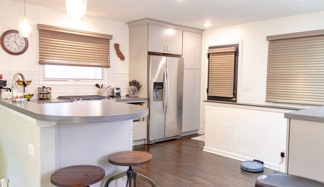 Renovated 3 bed/2.5 bath with fast wifi & 100" projector near the BIG HOUSE! in ann arbor