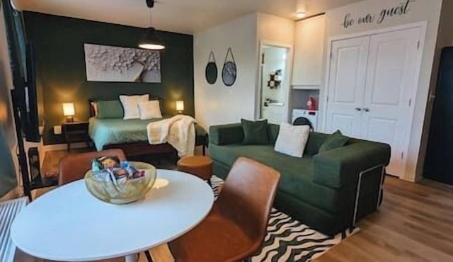 Renovated Gem: Park Free, Fast WiFi, 10m to DT in Detroit