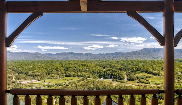 Romantic Escape with panoramic Mountain Views, great location 2.5 steps to enter in Sevierville