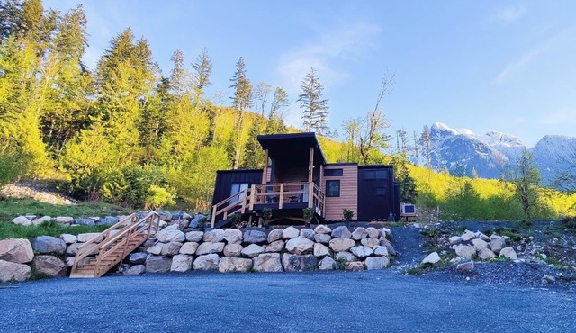 Romantic, luxury tiny house in the mountains, 2 mins to Kawkawa Lake. in Hope