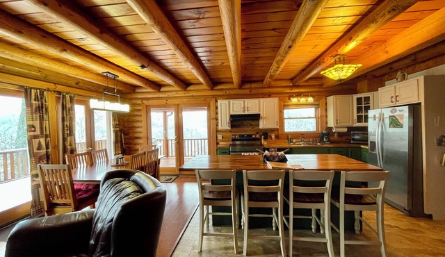Scenic Log Cabin on 12 Acres: hot tub, jacuzzi, and fireplace, NEWLY RENOVATED in Ringgold