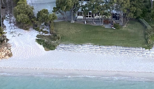 Sea'esta Sands - Absolute Beachfront Property in Siesta Park