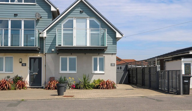 SEA VIEW, pet friendly, country holiday cottage in Hayling Island in Hayling Island