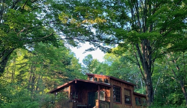 Secluded forest hideaway with hot tub in Weston