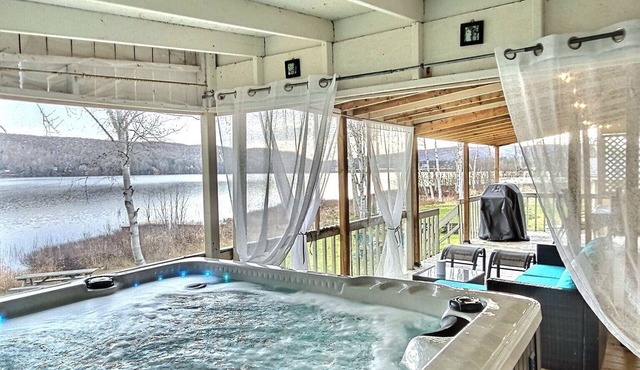 Serene Lakefront Cottage Escape in Rivière-Rouge