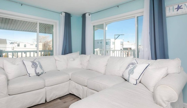 Short stroll to the beach! Newly renovated, 3 bedroom condo, wrap around porch in Hampton