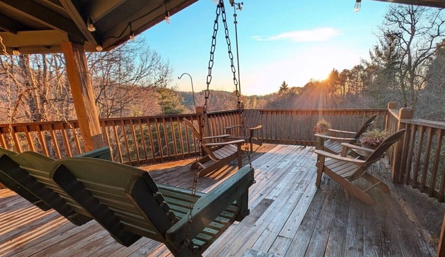 Sky Valley Views! Deck, Golf, 2 Kings in Dillard