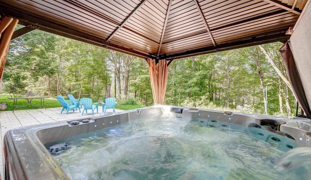 Spa & Lake Access | The Lakeshore in Rawdon