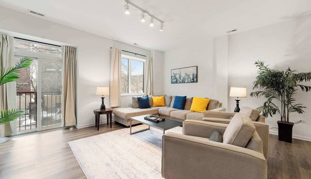 Spacious 3BR · Bronzeville/South Loop · Sleeps 8 in Chicago