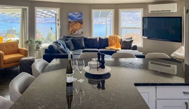 Spacious 4-bedroom house overlooking Lake Okanagan in Peachland in Peachland