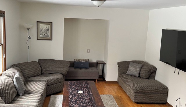 Spacious 5-bedroom home in beautiful Ann Arbor Waterhill Neighbourhood in Ann Arbor