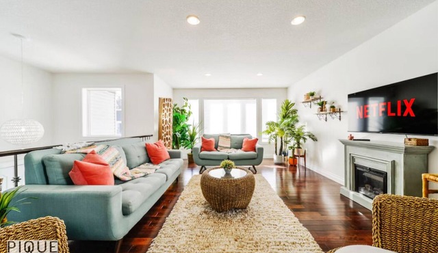 Spacious 6BDR Oasis - Sleeps 17 - Garage - Fireplace in Edmonton