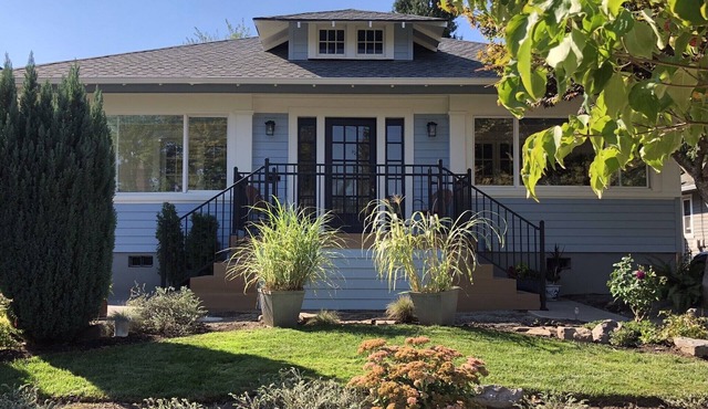 Spacious apartment with enclosed sunporch and garden patio in Portland