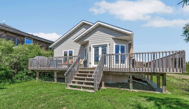 Spacious four-season waterfront , 3-bedroom. Relax, ice fishing, snowmobiling in Gimli