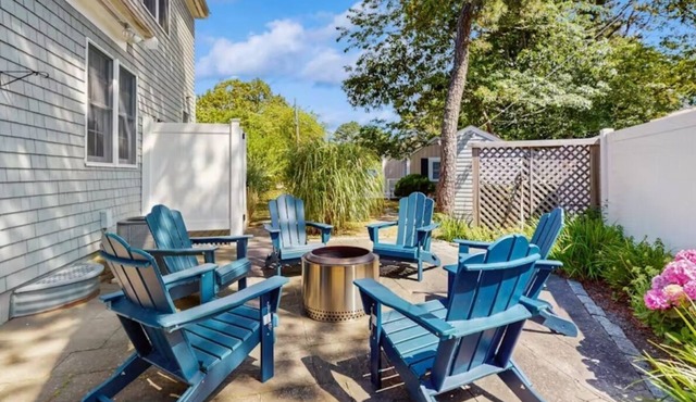 Spacious house 2 minute walk to Sea Street Beach & Pelham House in Dennis