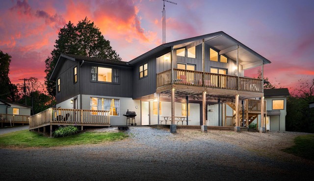 Spacious Lakefront Getaway for 9, Pet-Friendly 3BR/2BA Cottage + Free Boat Slip! in Buchanan