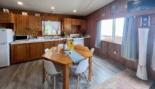 Spacious Lakefront three bedroom Cabin 4 on Lake Huron in Oscoda