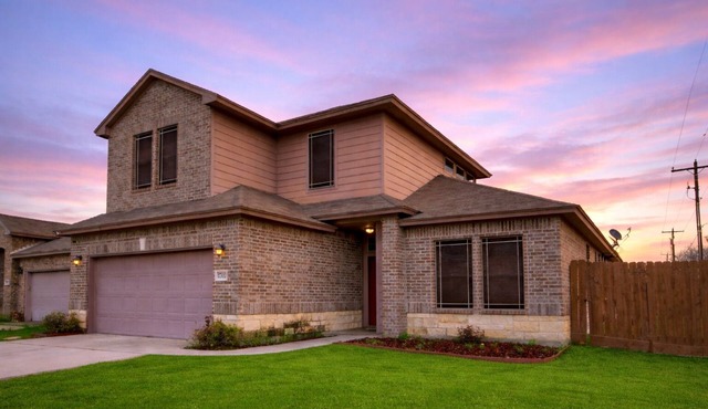 Spacious Retreat + Game Room + Outdoor Dining + Near Beach and Downtown | Rhumba in Corpus Christi