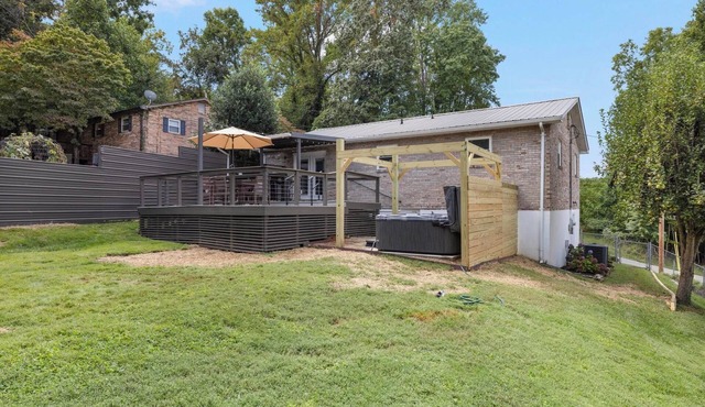 Steps from Boone Lake! 3BR home with hot tub in Gray