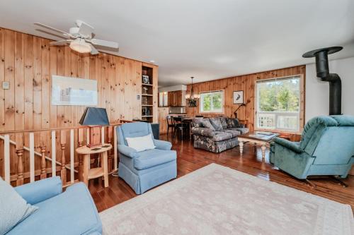 Stonehenge Tobermory - Rustic Retreat in Miller Lake