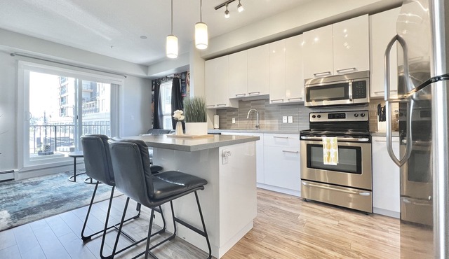 Strathcona/Whyte movie-themed condo-w/underground parking. Pet Friendly in Edmonton