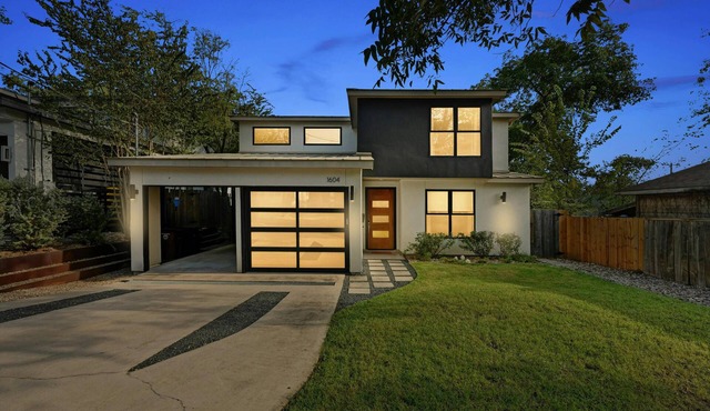 Stunning Mid-century Perfection, Heated Pool & Hot Tub Zilker & Barton Springs! in Austin