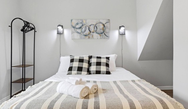 Stylish 2BR 1 Bath Haven with WiFi & Parking in Windsor