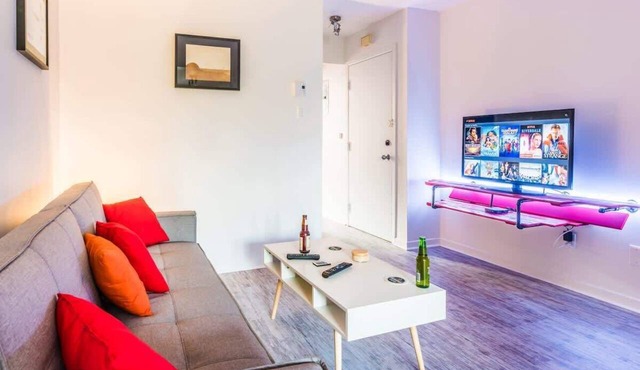 Sunny Top-Floor Apartment Near Metro & Shopping! in Montréal