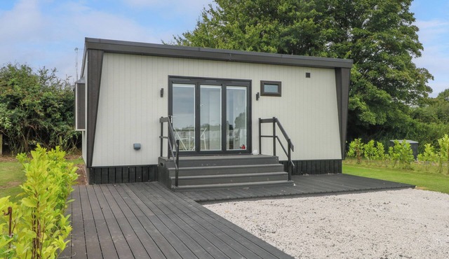 SUTTON FIELDS CHALET, pet friendly, with a garden in Frodsham in Runcorn