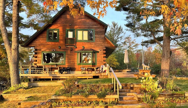 The Beacon - Lakefront Log Home for Families, a quiet summer or winter paradise! in Quyon