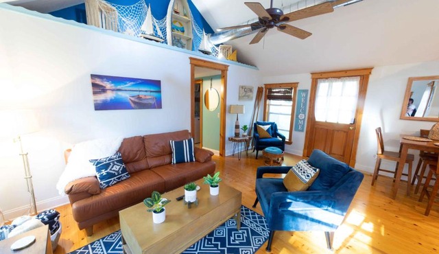The charming Glenn Cottage! Walk to Lake Michigan! in Fennville