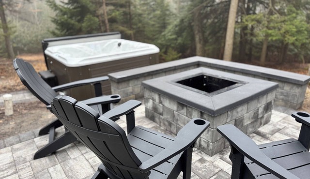 The Hangout Haven - theater, pickleball, ping pong, hot tub, karaoke, games in Long Pond