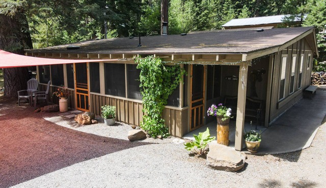 Upgraded Rustic Themed Retreat w/screened porch in Rocky Point. in Klamath Falls