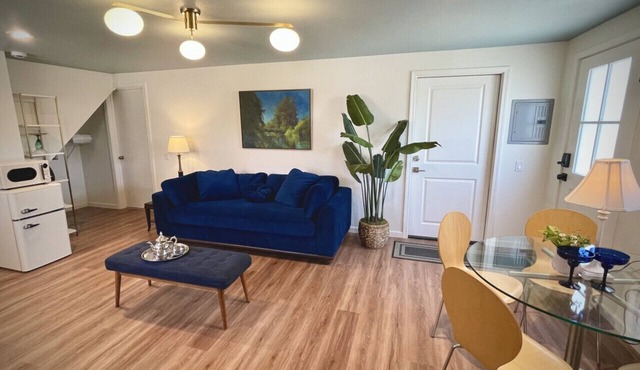 Walk to Stadium, shops. Free parking. Fast wifi. With kitchenette in Eugene