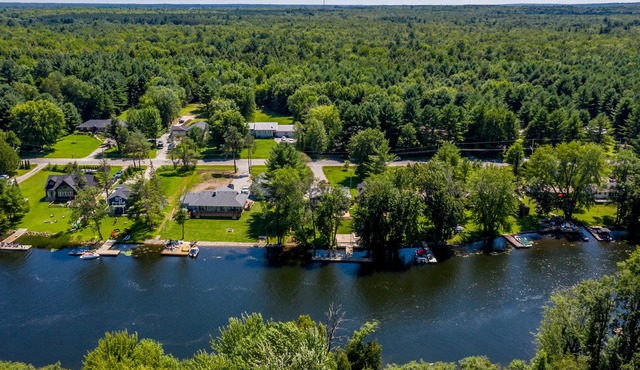 Waterfront! Beautiful. New Hot tub. On Trent-Severn Waterway. Muskoka. in Washago