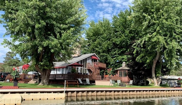 Waterfront Cabin Ideal for Groups and Amazing Living Spaces in Ontario in Long Point