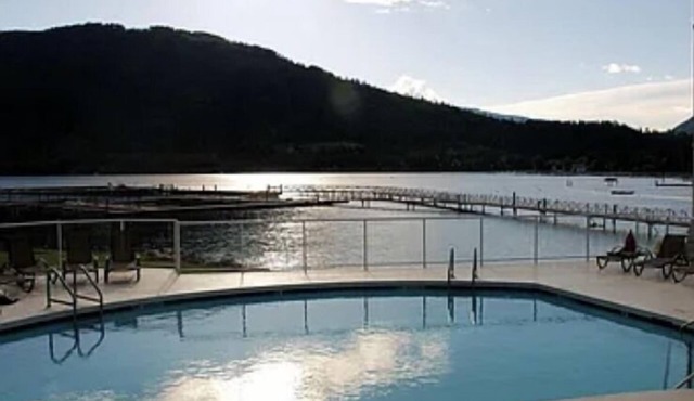 Waterfront condo on Mara Lake w/Hot Tub and Pool in Sicamous