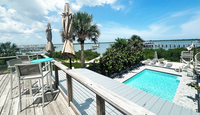 Waterfront Retreat, Pool & Rooftop Deck - 2 Bed Cottage, Kitchen, Great Location in St. Augustine