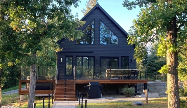 Welcome to White Oaks, a luxury retreat nestled quietly on the Quyon River. in Quyon