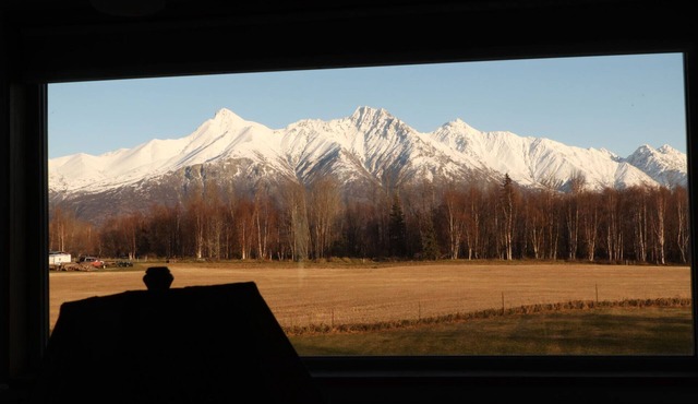 Windflower B&B: Charming Neighborhood and Stunning Mountain Views in Palmer