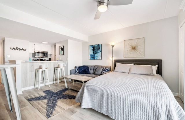 CHIC STUDIO STEPS FROM THE BEACH in Orange Beach