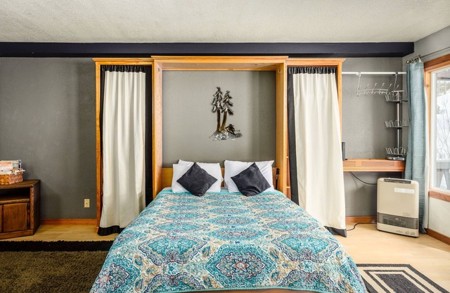 Cozy condo with mountain views, near skiing, shopping, dining & natural beauty in Girdwood