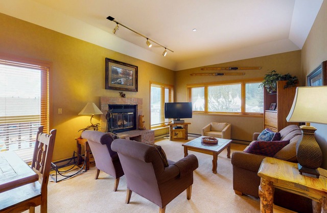 Mountain dream with ski-In/ski-Out Access, WiFi, hot tub, & pool in Durango