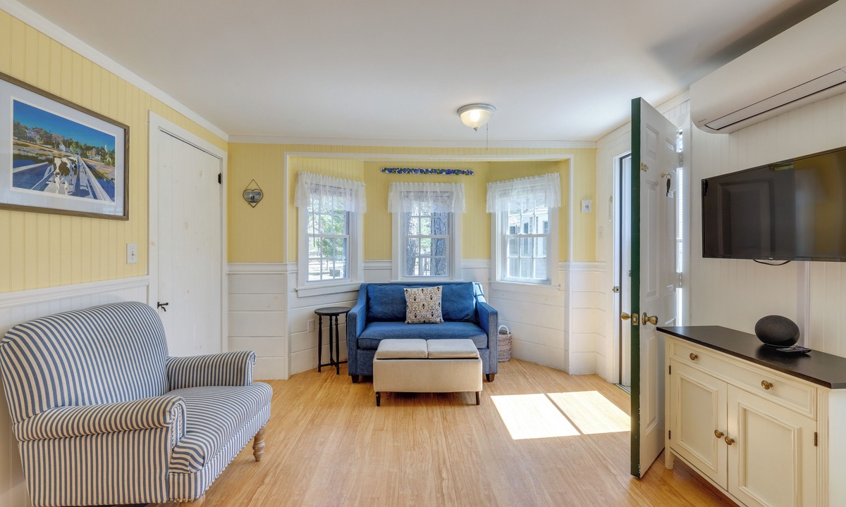 Wellfleet Cottage | 2 Mi to Coastline: Cozy Wellfleet Escape w/Deck