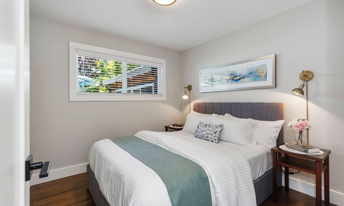 SeaTac House | SEA airport and NW parks 3 Bedrooms central AC hot tub & outdoor living